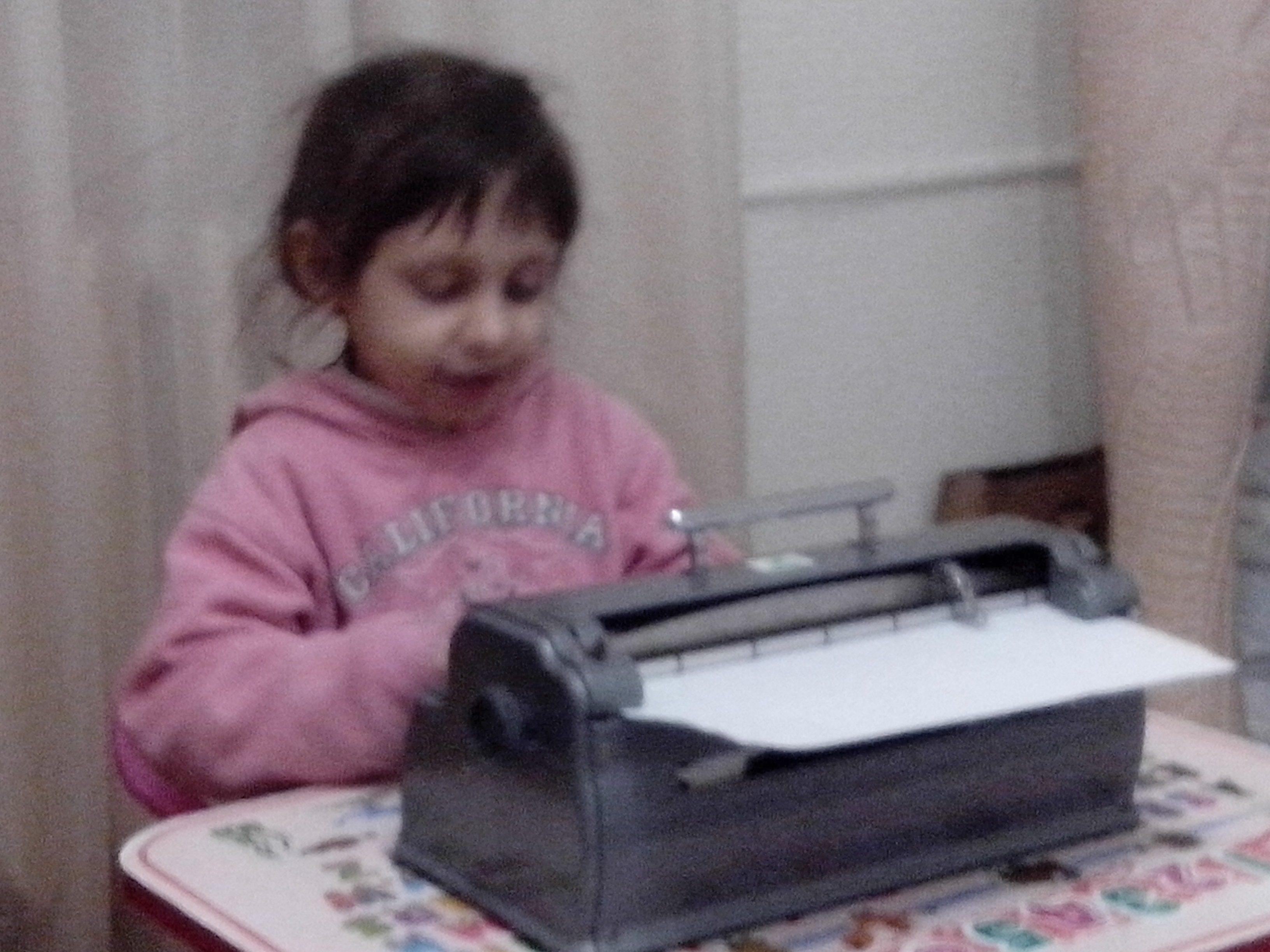 Марія Токар друкує на машинці, Дніпро