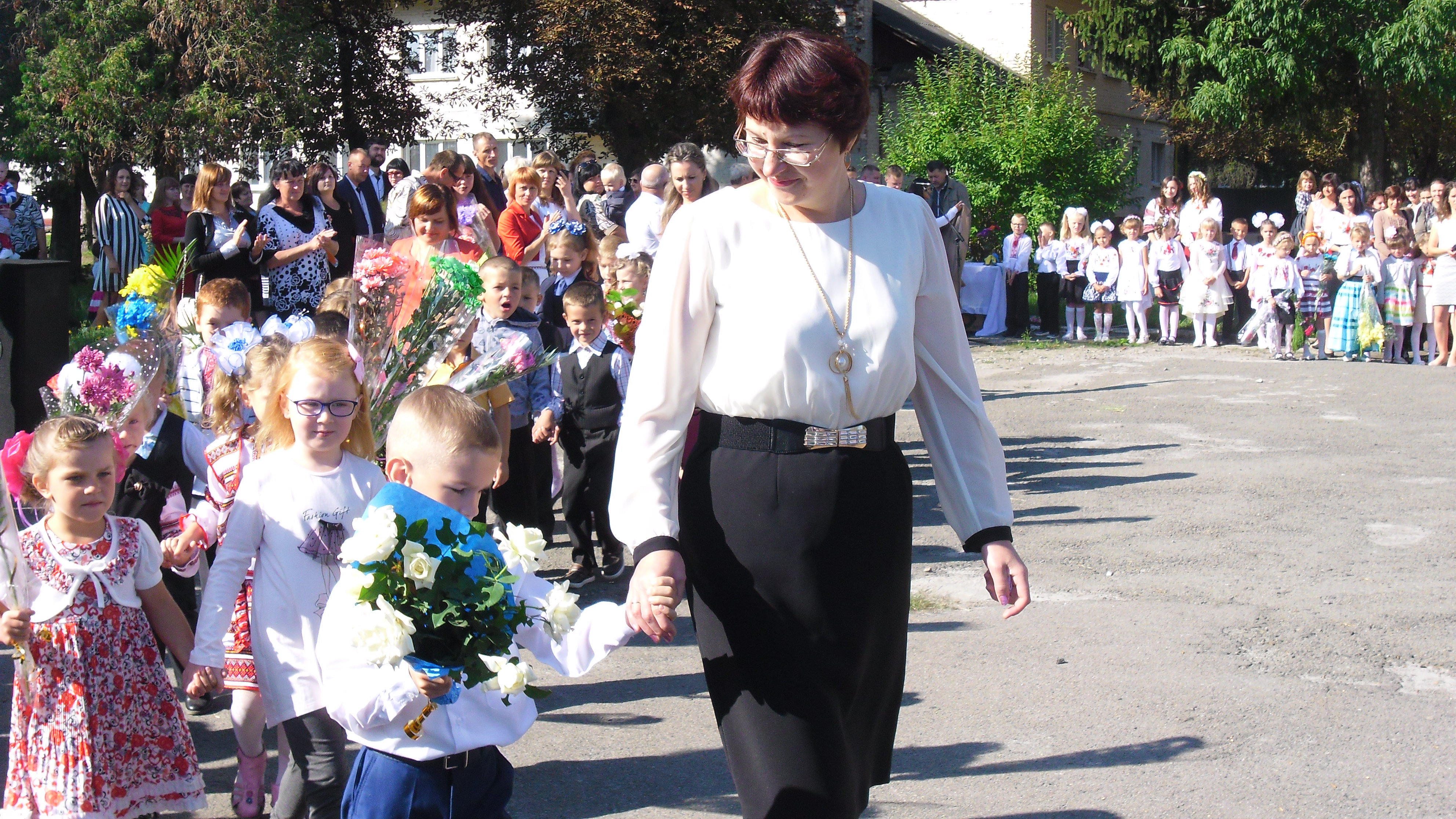 Іванко Одейчук крокує в перший клас з першою вчителькою. Рівненська обл., 01.09.2017