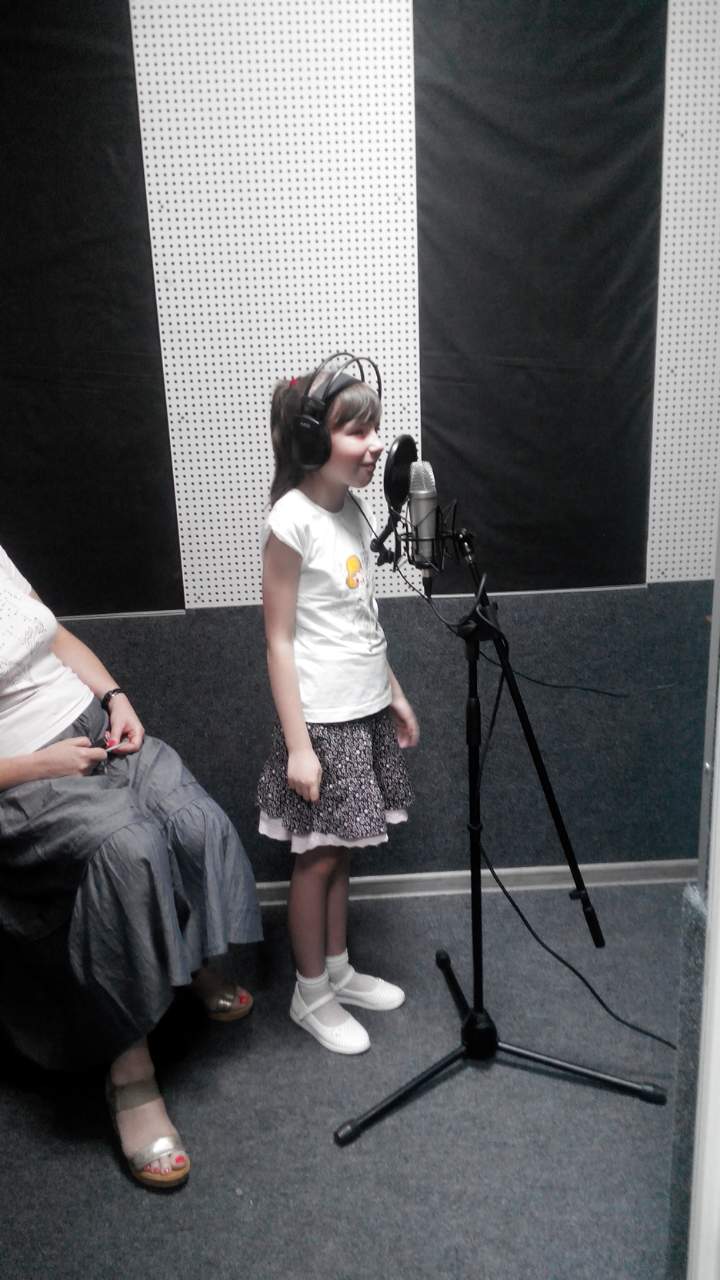 Софійка Хома записує пісню в студії звукозапису